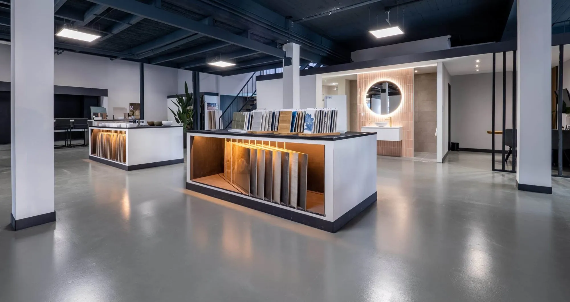 De badkamershowroom van Van Son Installaties in Vianen met tegelstalen en complete opstellingen